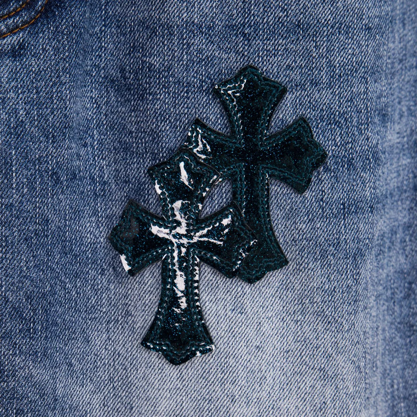 P280 (Higher version, evergreen style) Chrome Hearts/Chrome Hearts 25FW CH Blue Pants Starry Sky Hole Laminated Cross Bamboo Jeans. It adopts starry sky theme leather elements, mostly presented in the shape of a cross, with glitter on the leather surface. Unique design with simple and elegant details, exquisite workmanship, neat lines of the entire trousers, and perfect details! It’s also so cool that both men and women can easily control it. It’s a gender-neutral trendy up version. Style number: 1766# Color: blue Size: 28 30 32 34 36